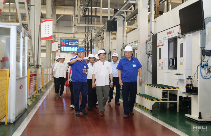 上(shàng)海(hǎi)市(shì)虹口區(qū)委統戰部部長(cháng)鄭宏一(yī)行(xíng)到(dào)公司參觀調研