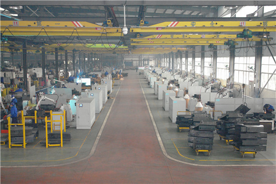 好(hǎo)運機(jī)械焊接機(jī)器(qì)人(rén)工(gōng)作(zuò)場(chǎng)地(dì)實景